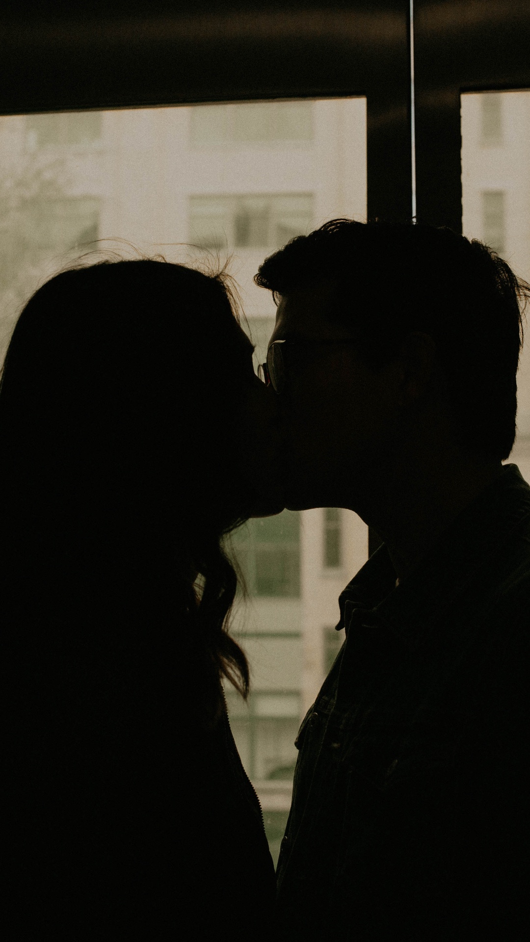 Обои силуэт, поцелуй, роман, черный, снимок в разрешении 1080x1920