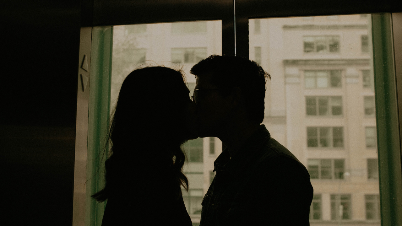 Обои силуэт, поцелуй, роман, черный, снимок в разрешении 1280x720