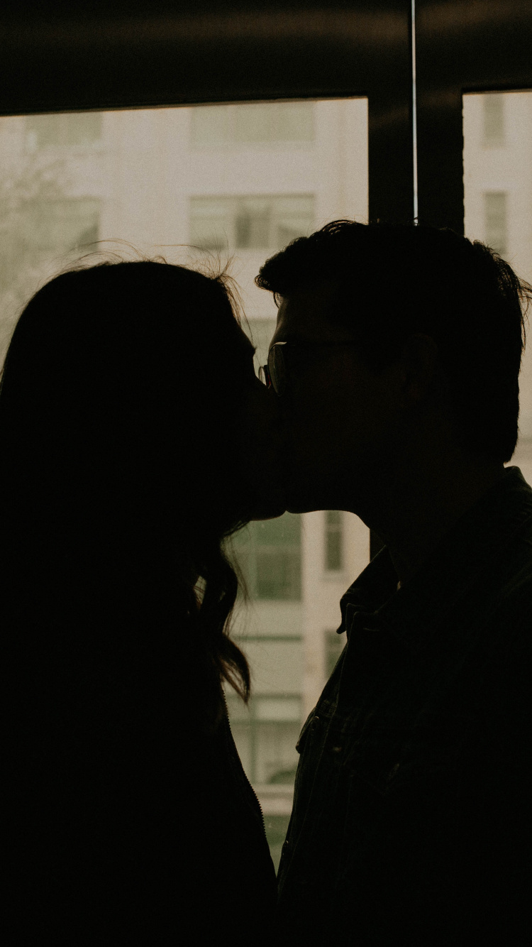 Обои силуэт, поцелуй, роман, черный, снимок в разрешении 750x1334
