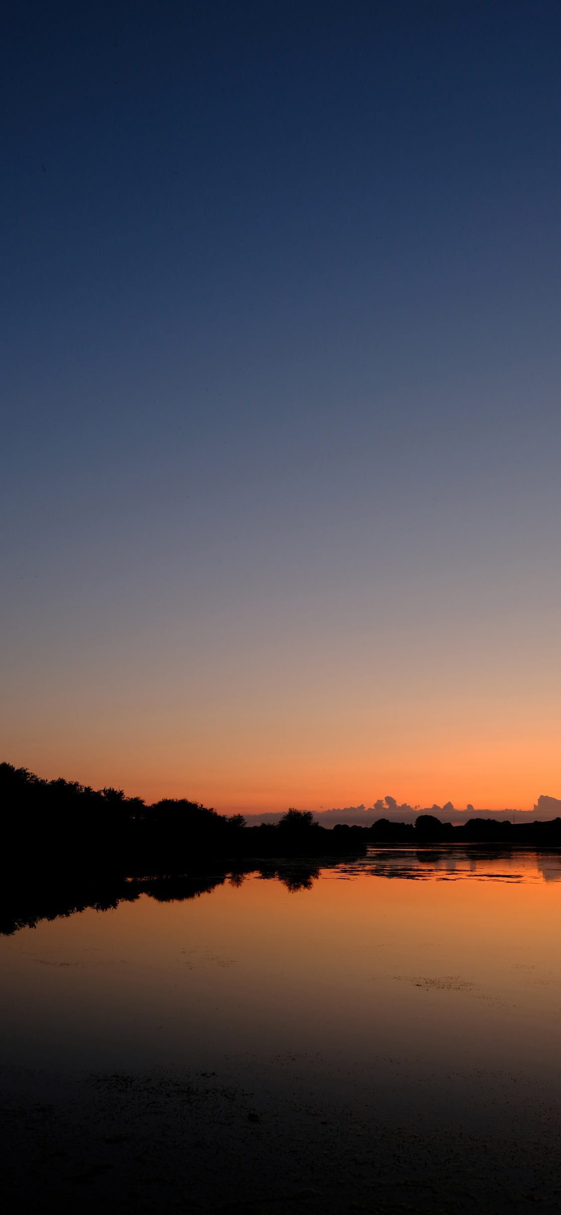 Обои закат, горизонт, отражение, природа, вода в разрешении 1125x2436