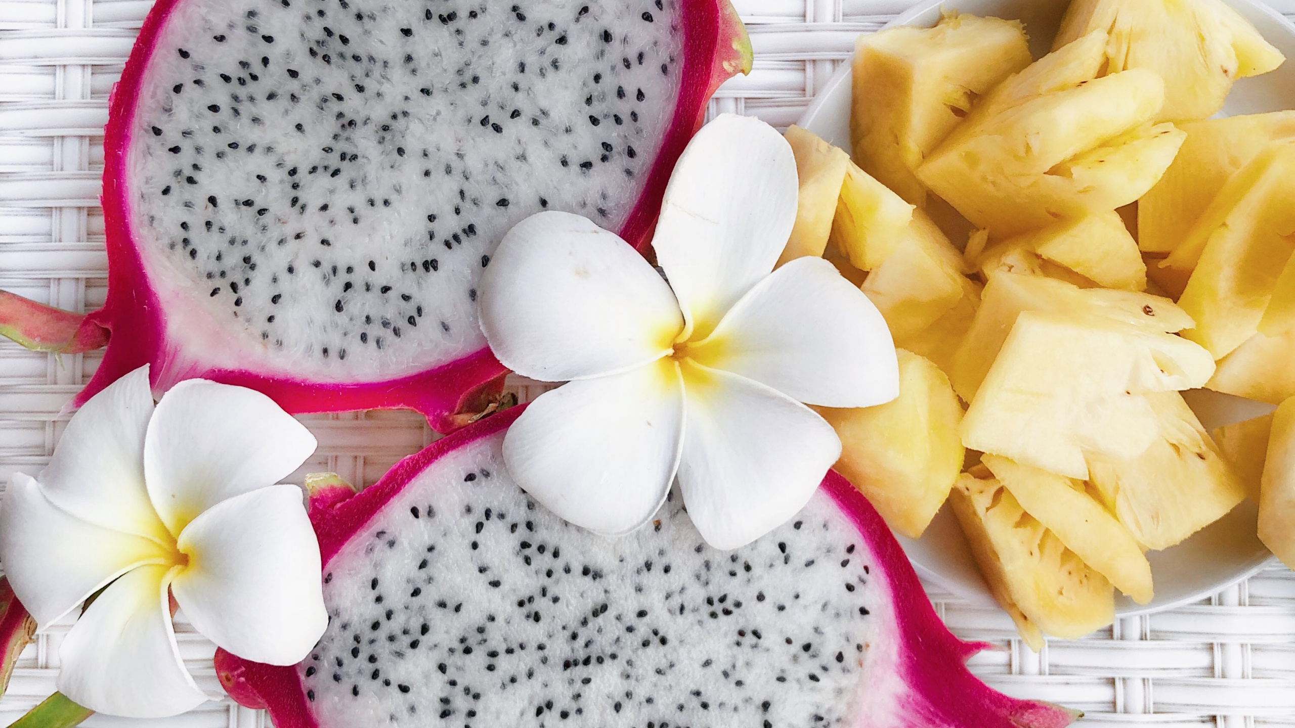 Обои цветок, лепесток, желтый, цветковое растение, срезанные цветы в разрешении 2560x1440