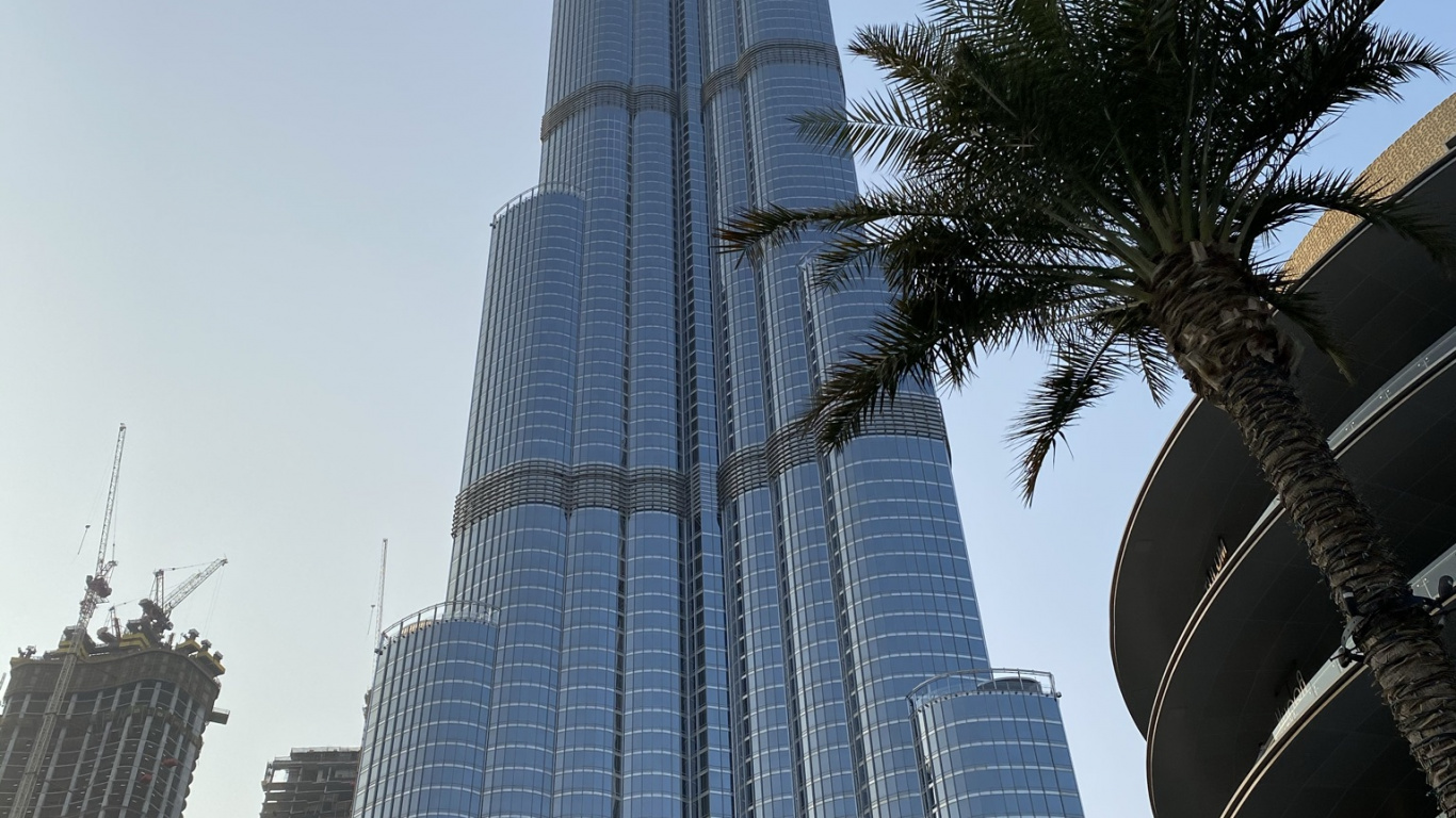 Обои Дубай, Бурдж Халифа, небоскреб, башня, дневное время в разрешении 1366x768