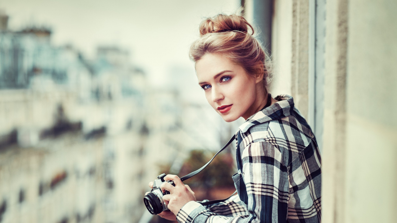 Обои камера, плед, фэшн, прическа, узор в разрешении 1280x720