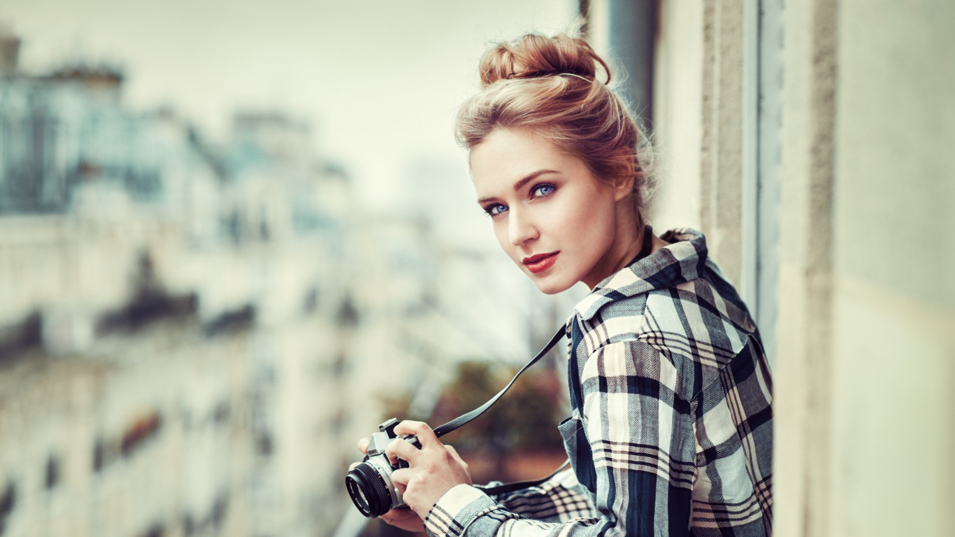 Обои камера, плед, фэшн, прическа, узор в разрешении 1366x768