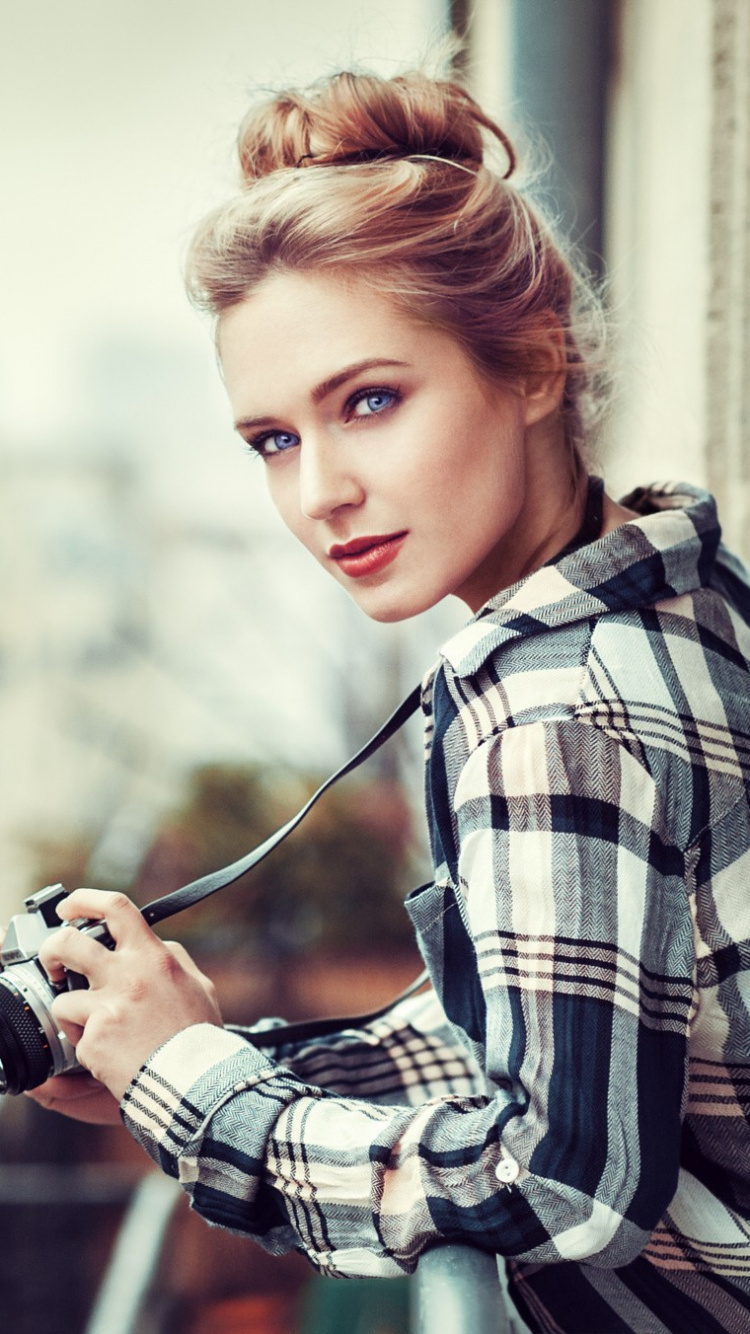 Обои камера, плед, фэшн, прическа, узор в разрешении 750x1334