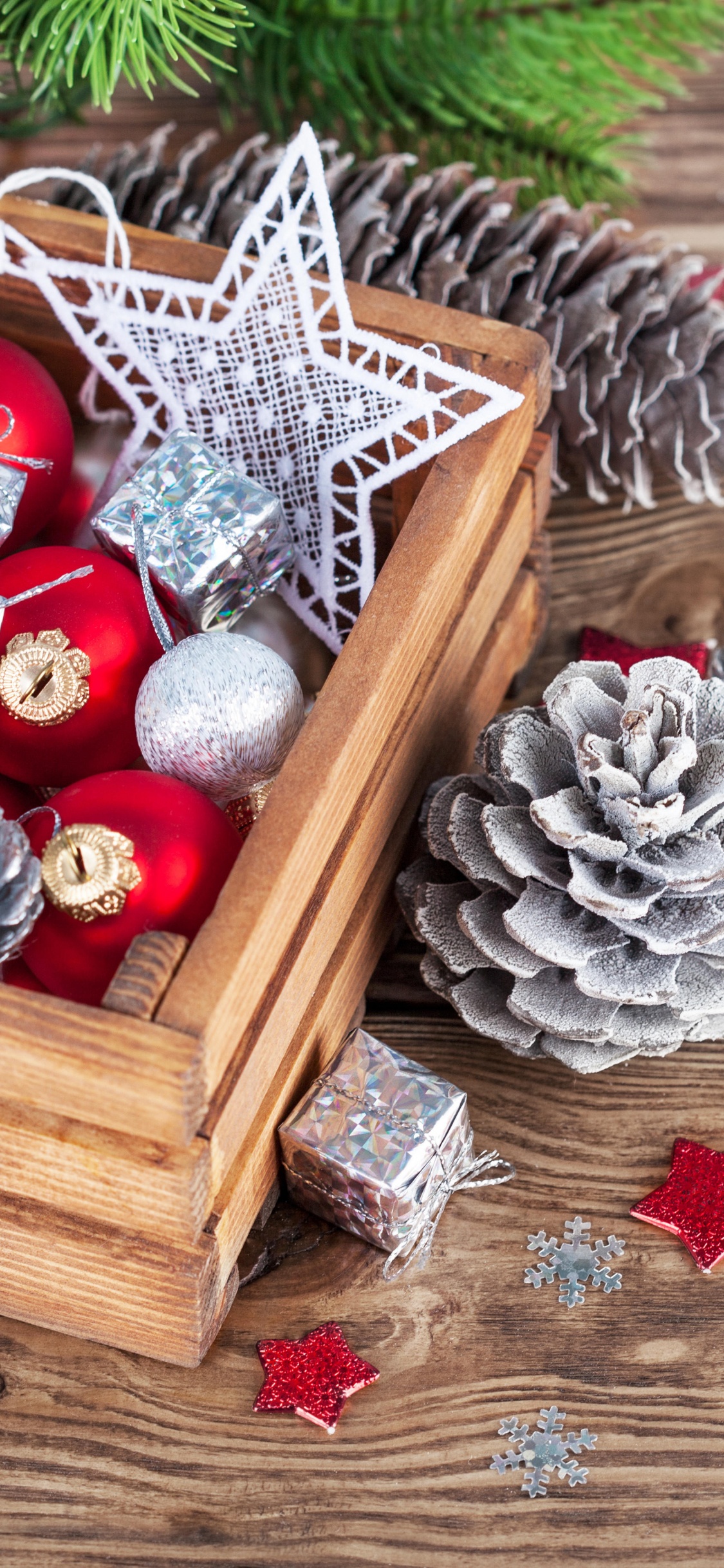 Обои Рождественский день, рождественский орнамент, елка, Новый год, Рождественские украшения в разрешении 1125x2436