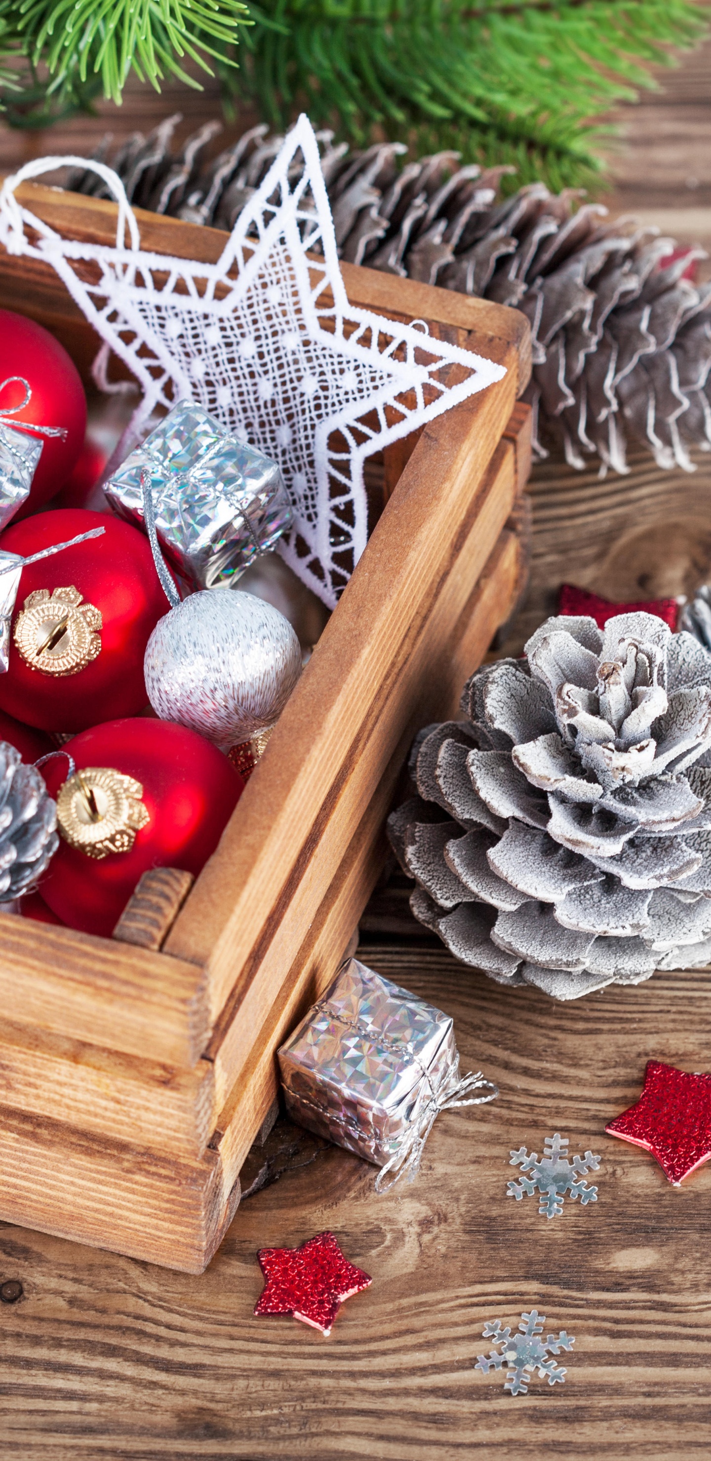 Обои Рождественский день, рождественский орнамент, елка, Новый год, Рождественские украшения в разрешении 1440x2960