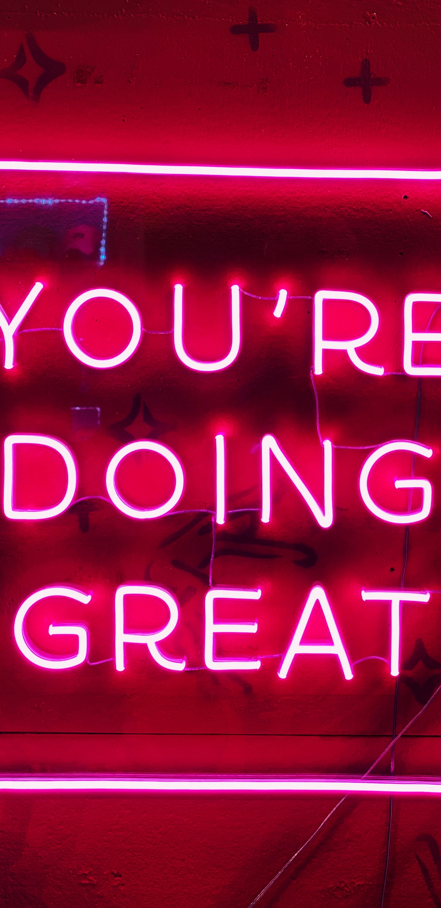 Обои неоновая вывеска, электронные табло, красный цвет, неон, вывеска в разрешении 1440x2960