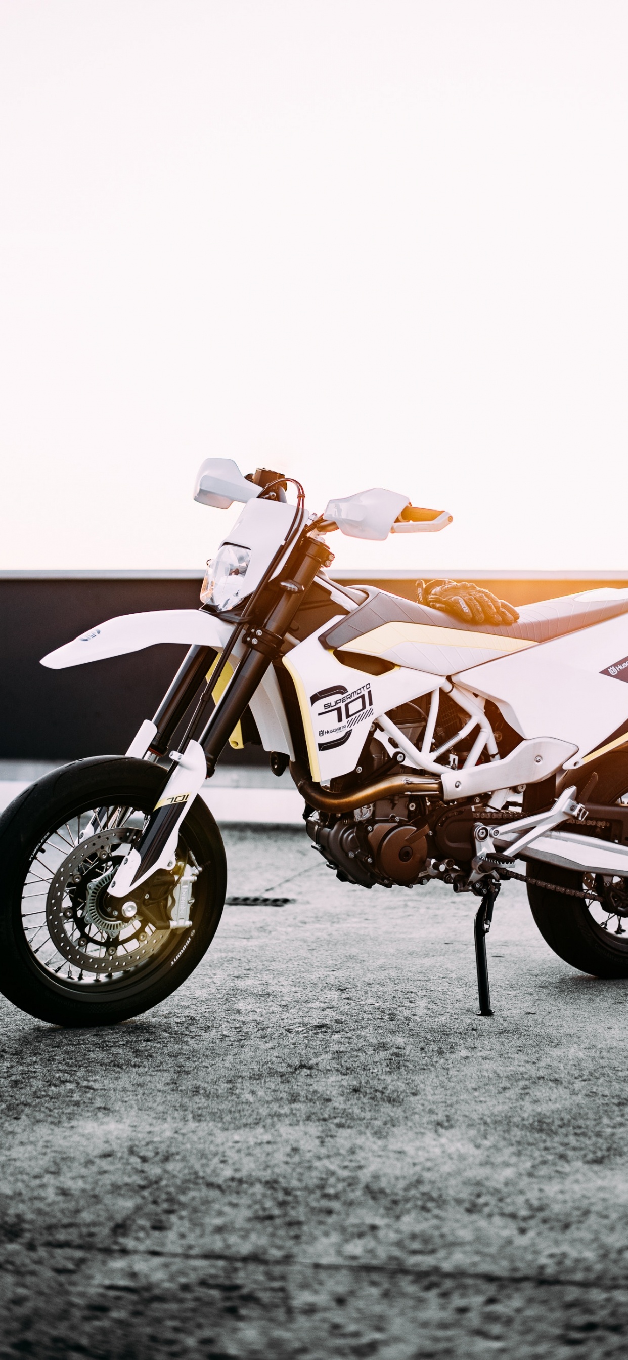 Обои мотоцикл, супермото, мотоциклы Husqvarna, гонки на мотоциклах, эндуро в разрешении 1242x2688