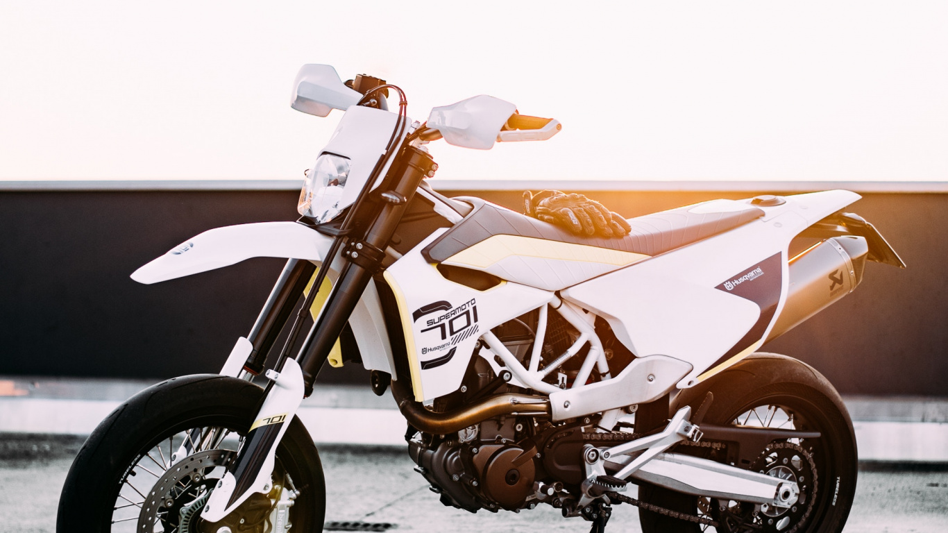 Обои мотоцикл, супермото, мотоциклы Husqvarna, гонки на мотоциклах, эндуро в разрешении 1366x768