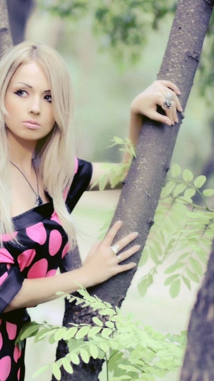 Обои блондин, розовый, одежда, каштановые волосы, длинные волосы в разрешении 720x1280