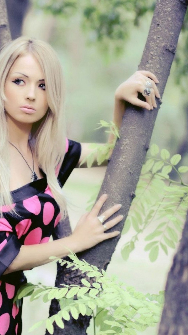 Обои блондин, розовый, одежда, каштановые волосы, длинные волосы в разрешении 750x1334