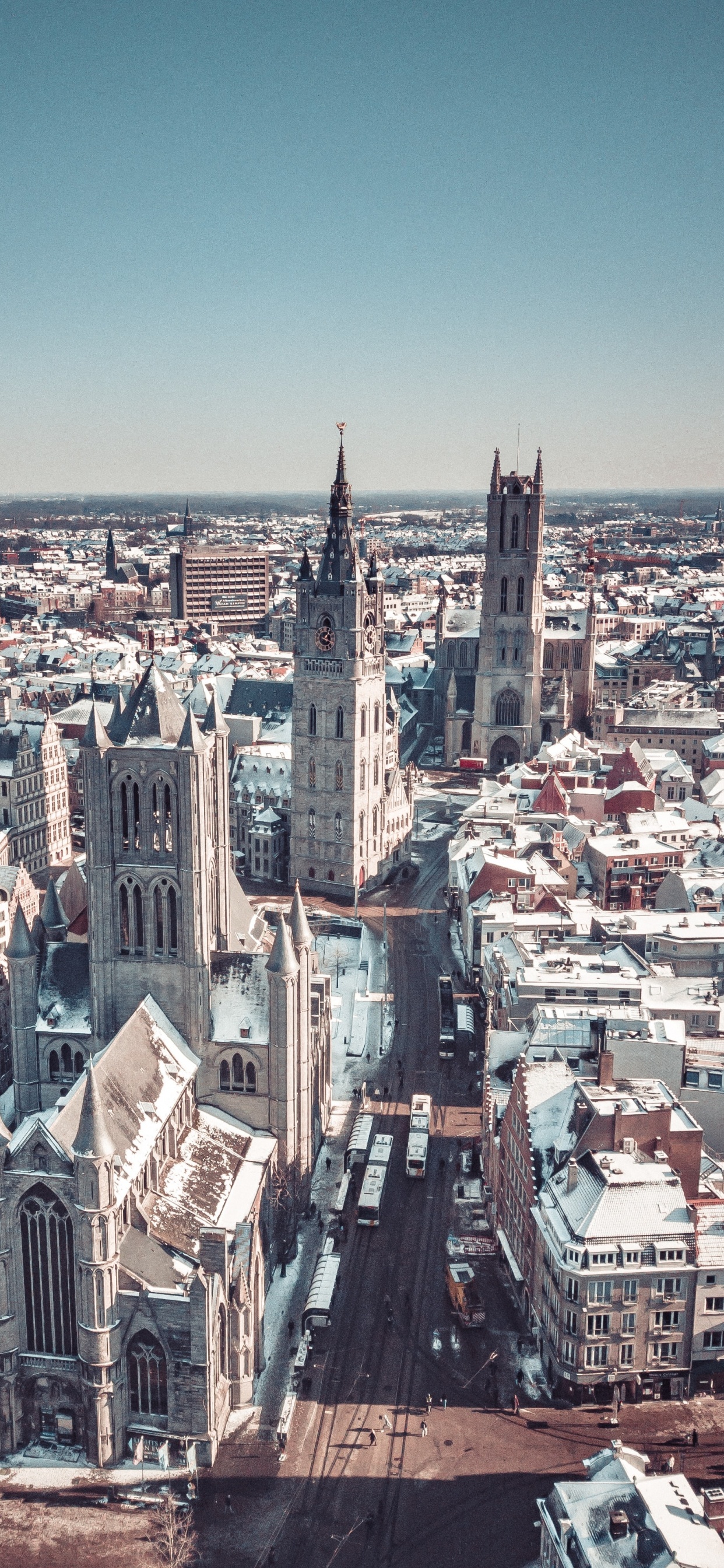 Обои городской район, здание, дневное время, небоскреб, городской дизайн в разрешении 1242x2688