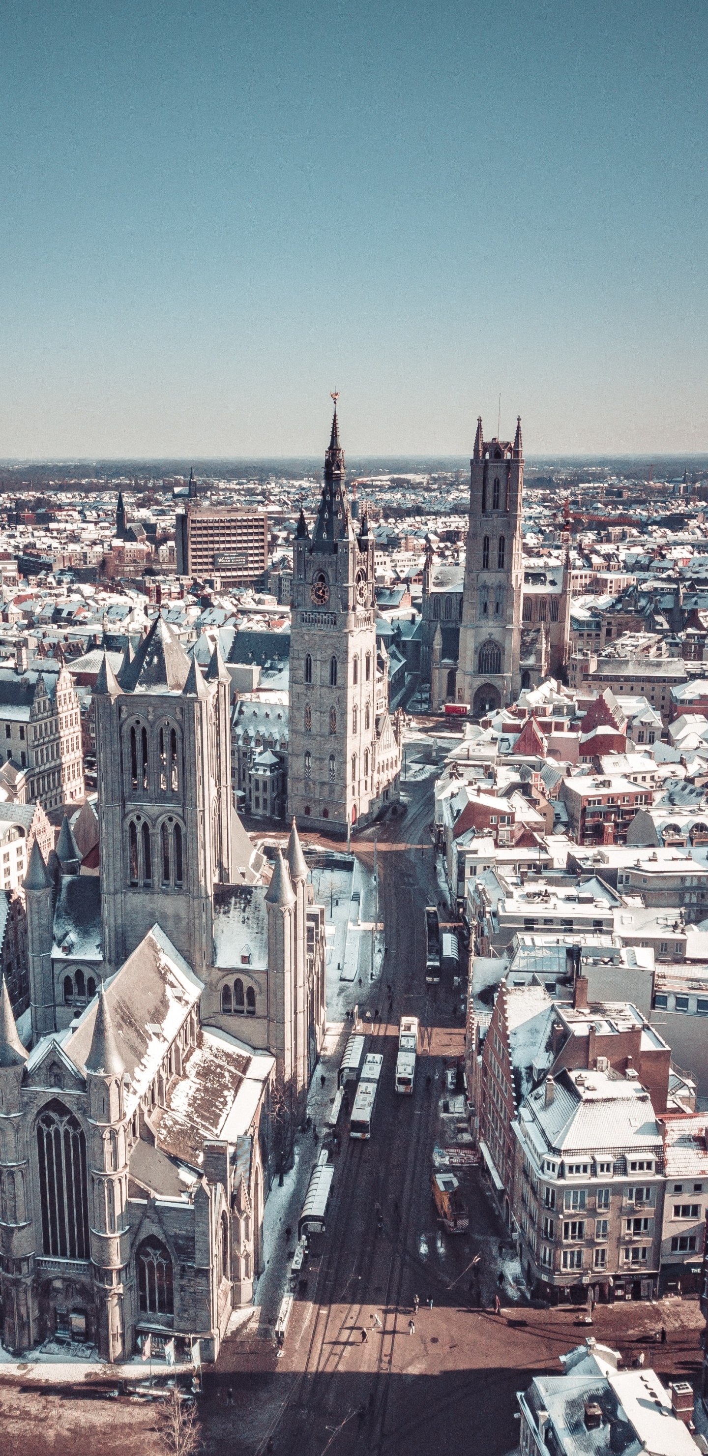 Обои городской район, здание, дневное время, небоскреб, городской дизайн в разрешении 1440x2960