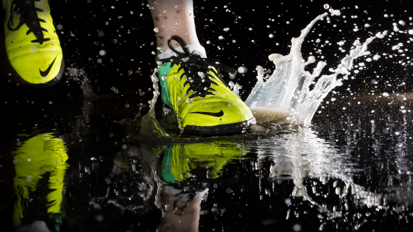 Обои nike, кеды, башмак, вода, обувь в разрешении 1366x768