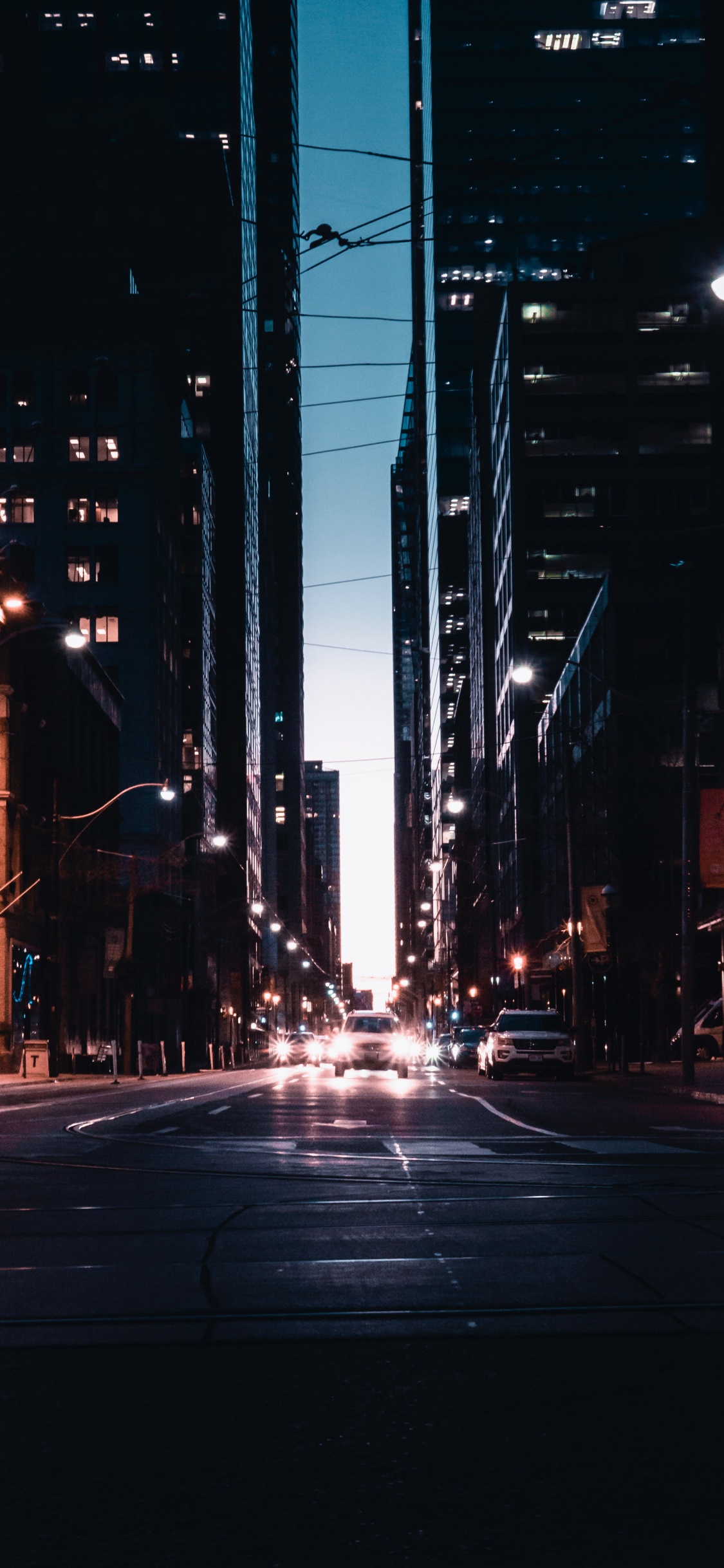 Обои город, ночь, городской район, метрополия, населенный пункт в разрешении 1125x2436