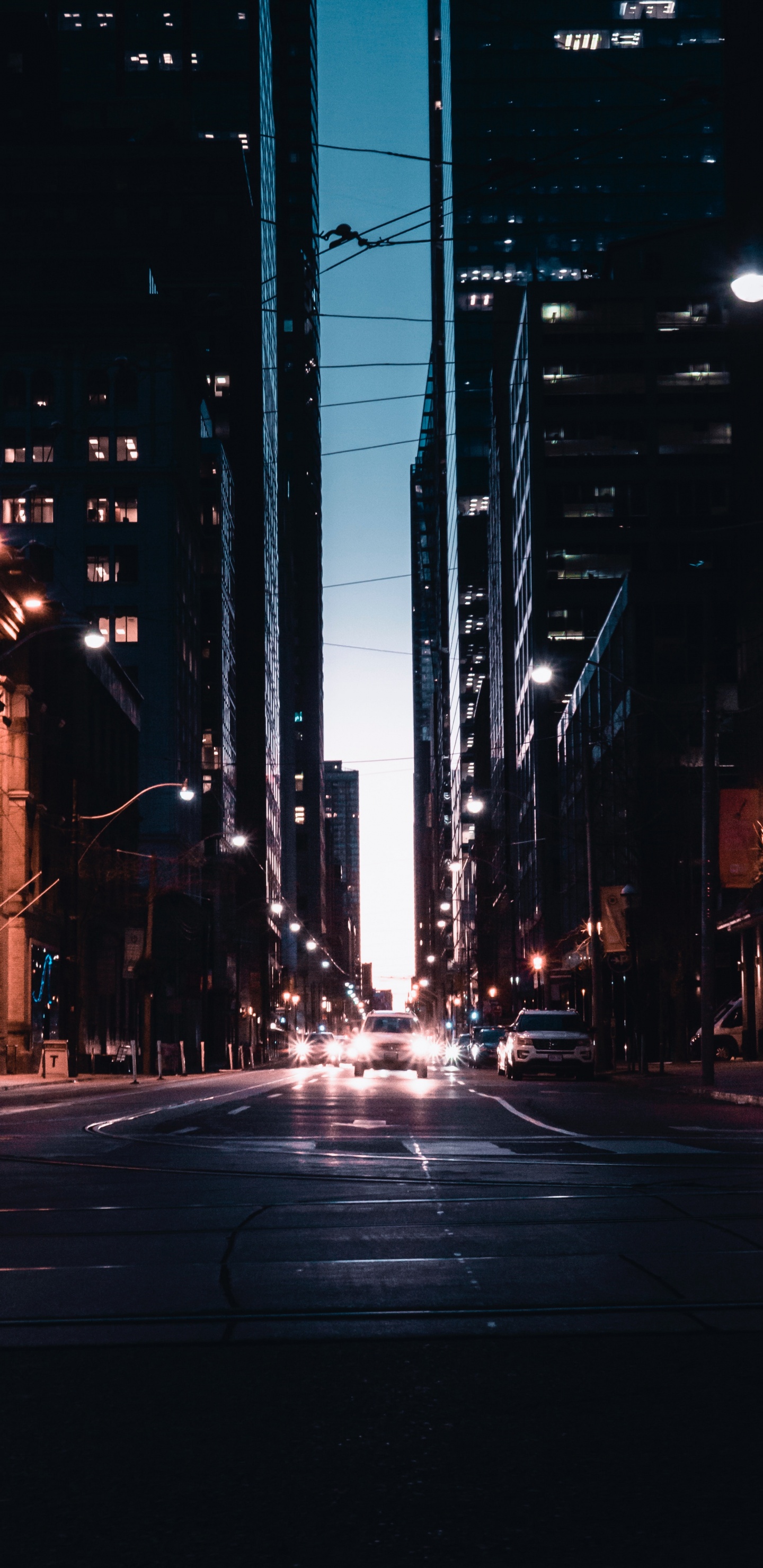 Обои город, ночь, городской район, метрополия, населенный пункт в разрешении 1440x2960