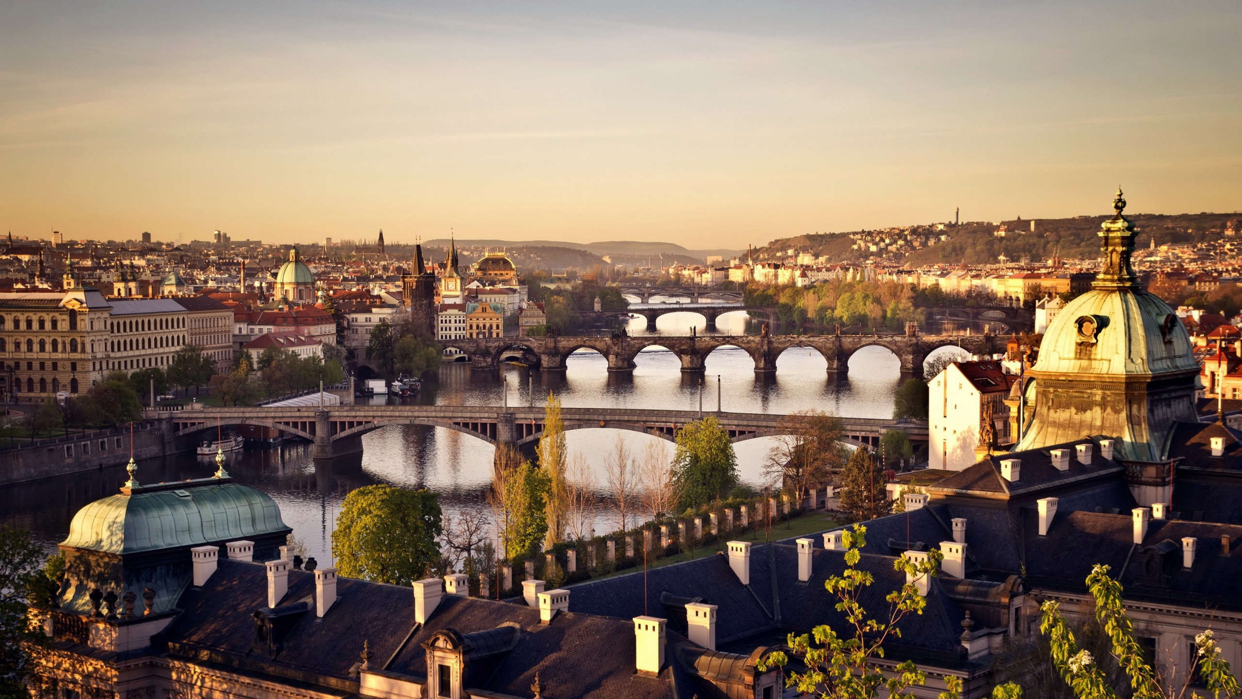Обои Карлов мост, городской пейзаж, город, городской район, ориентир в разрешении 2560x1440