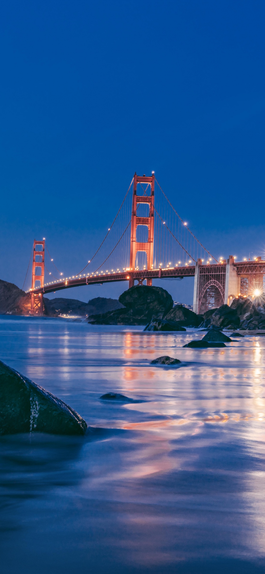 Обои ночь, мост, вода, синий, отражение в разрешении 1125x2436