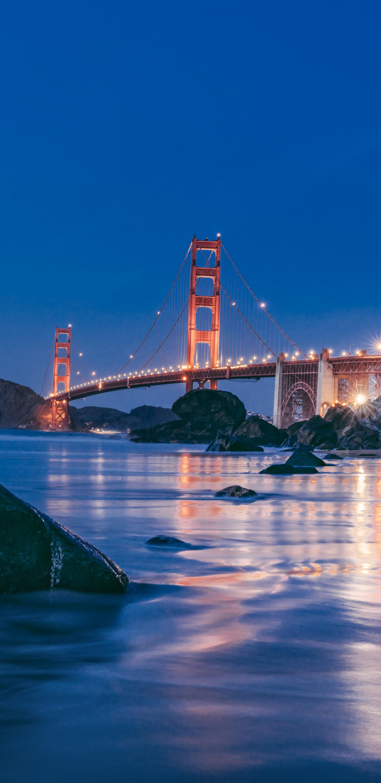 Обои ночь, мост, вода, синий, отражение в разрешении 1440x2960