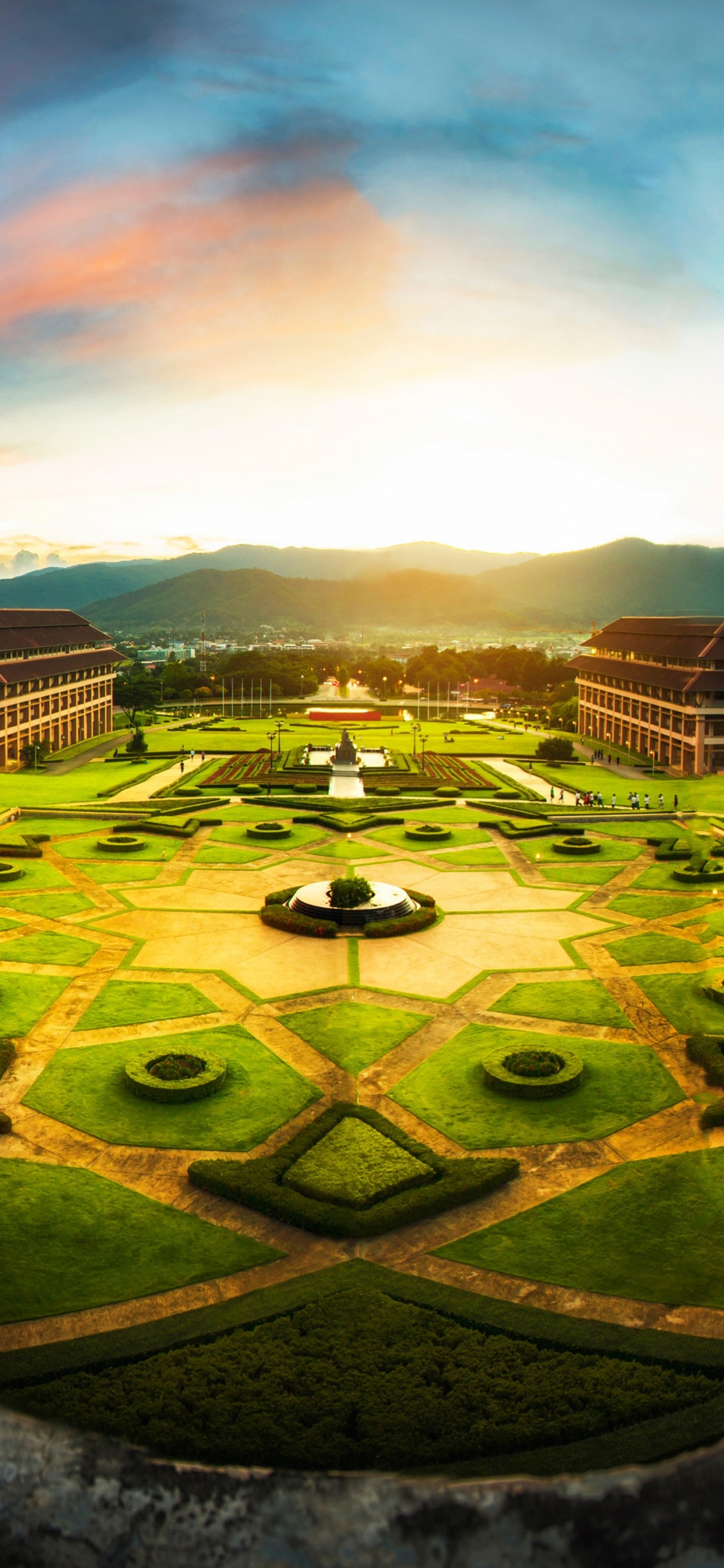 Обои пейзаж, солнечный свет, археологический памятник, структура, трава в разрешении 1125x2436