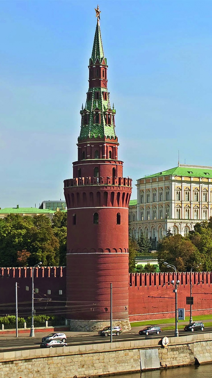 Обои Московский Кремль, Красная площадь, ориентир, здание, водный путь в разрешении 720x1280