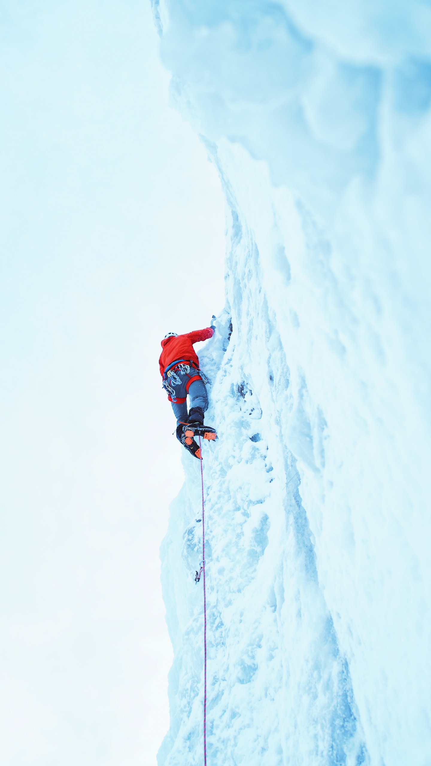 Обои ледолазание, восхождение, альпинизм, экстремальный вид спорта, альпинист в разрешении 1440x2560