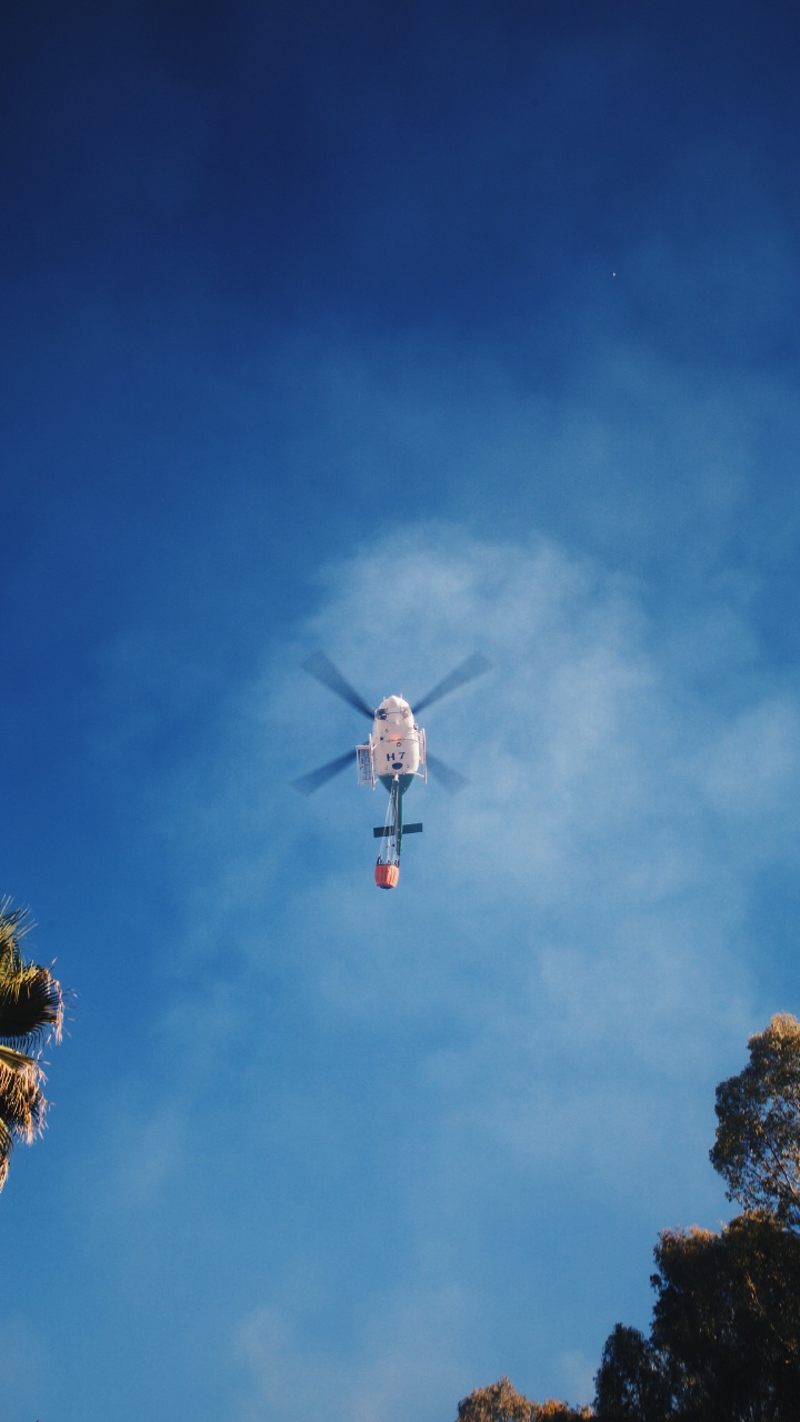 Обои дневное время, вертолет, винтокрыл, облако, дерево в разрешении 720x1280