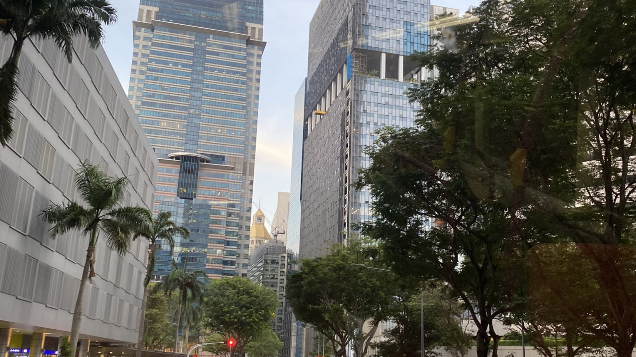 Обои дорога, дневное время, башня, городской район, соседство в разрешении 1280x720