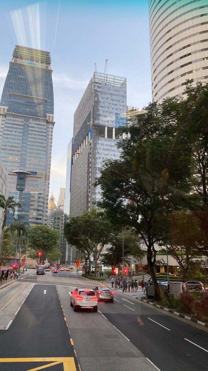 Обои дорога, дневное время, башня, городской район, соседство в разрешении 720x1280