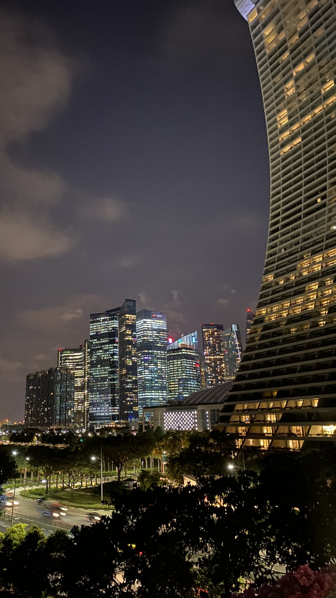 Обои городской пейзаж, башня, городской район, город, соседство в разрешении 1080x1920
