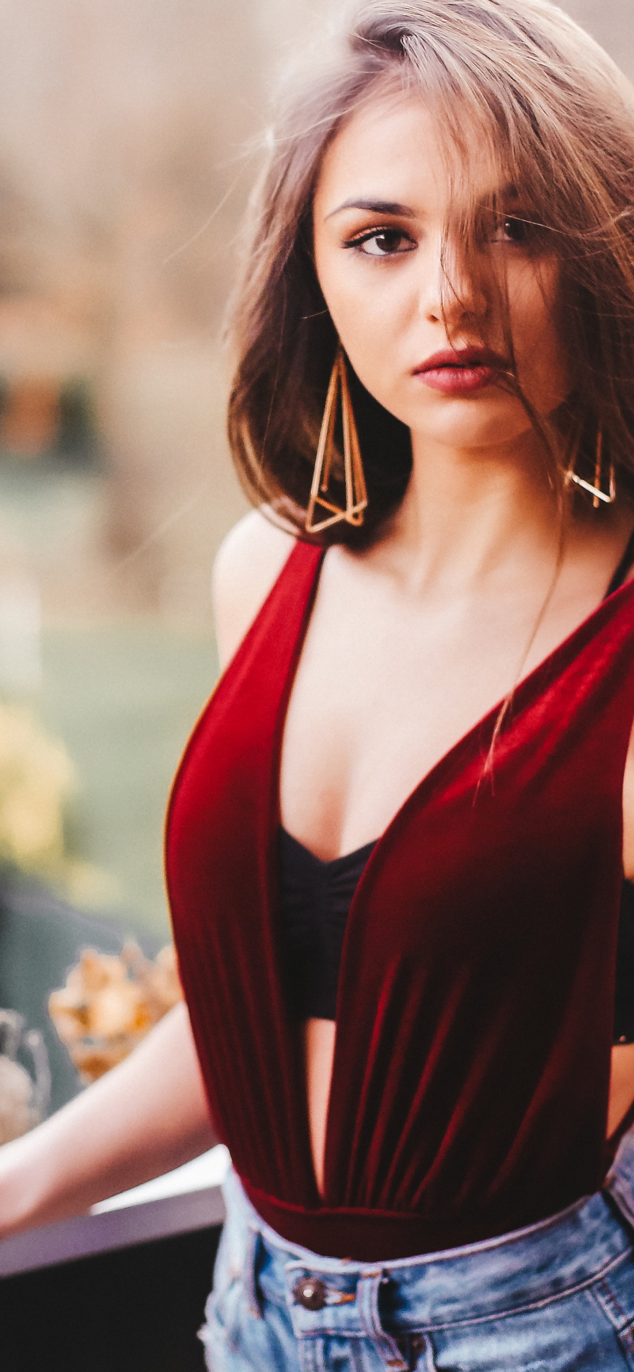 Обои симпатичная девушка, губа, рука, мышца, растение в разрешении 1242x2688