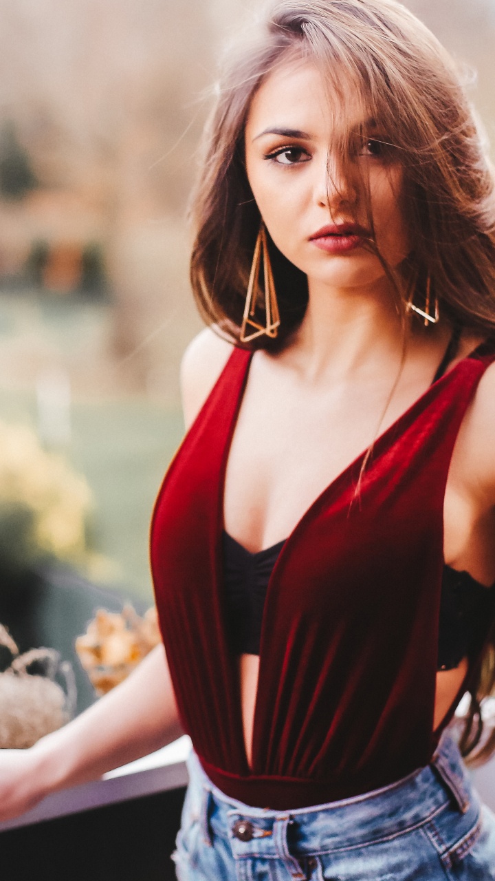 Обои симпатичная девушка, губа, рука, мышца, растение в разрешении 720x1280