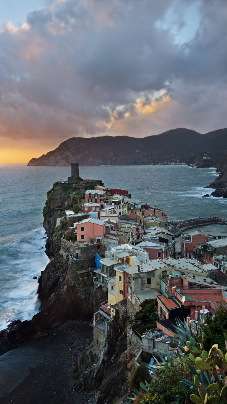 Обои Вернацца, побережье, море, мыс, прибрежные и океанические рельефы в разрешении 750x1334