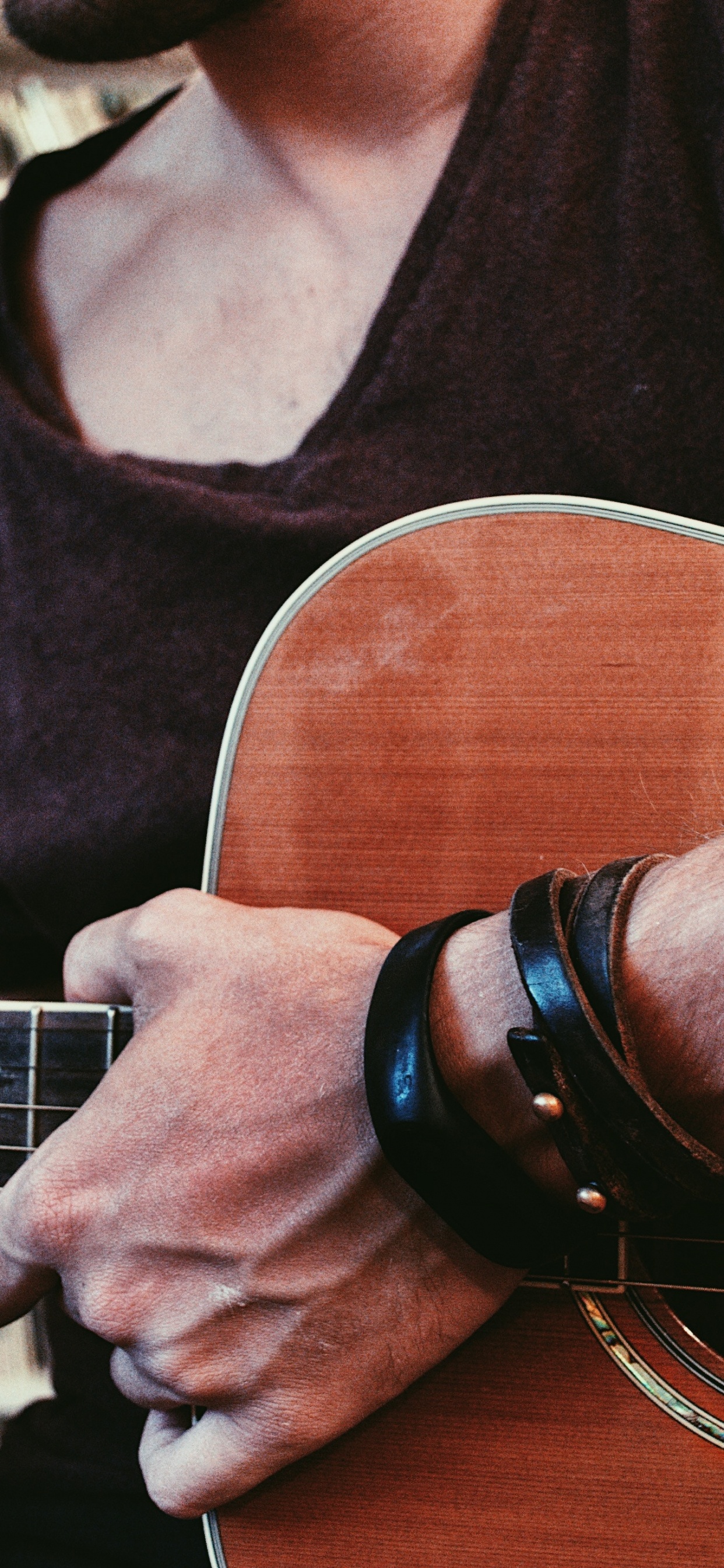 Обои акустическая гитара, гитара, струнный инструмент, музыкальный инструмент, щипковые струнные инструменты в разрешении 1242x2688