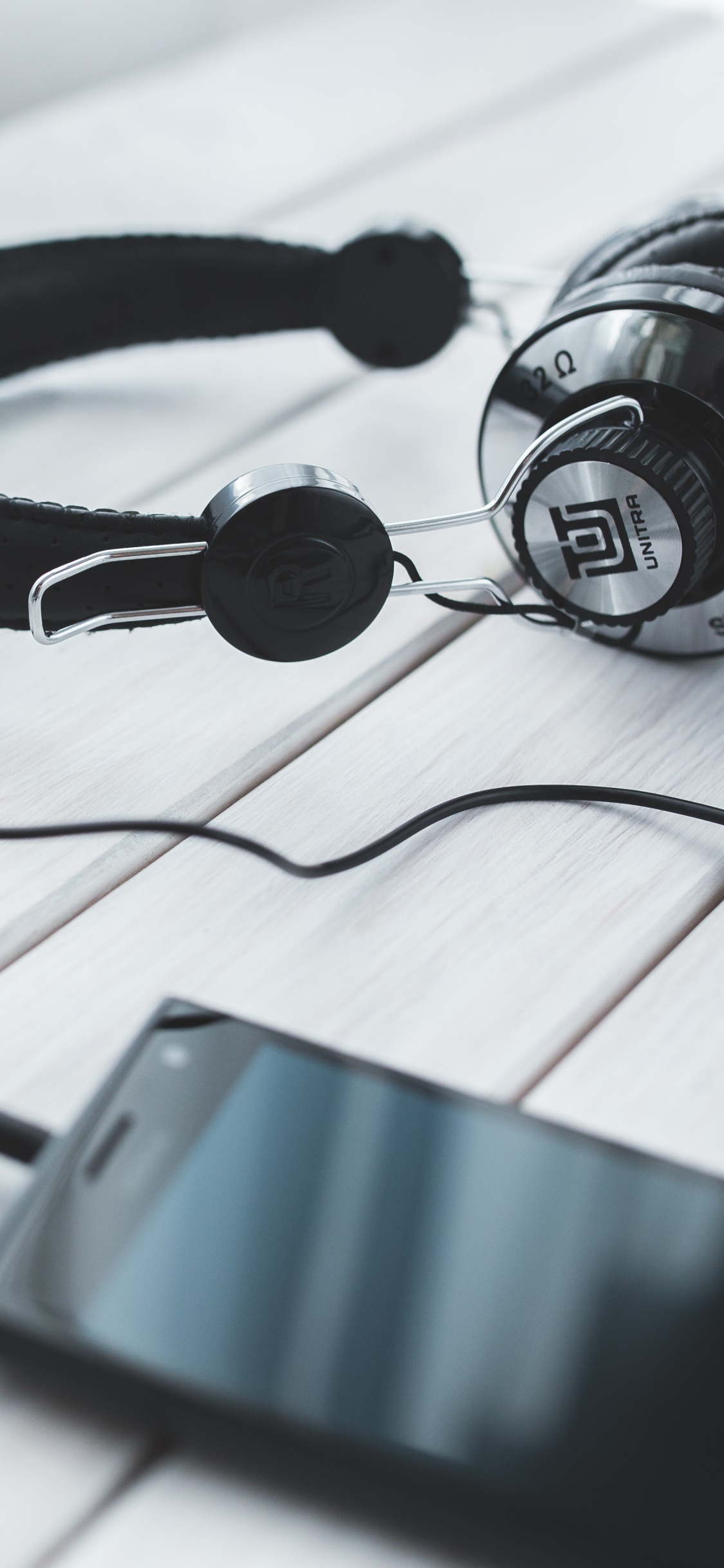 Обои потоковое мультимедиа, спотифай, наушники, гаджет, звуковое оборудование в разрешении 1125x2436