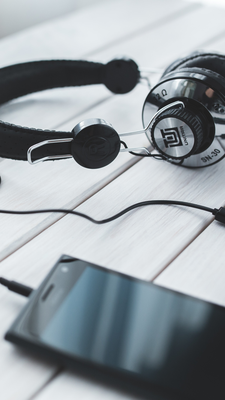 Обои потоковое мультимедиа, спотифай, наушники, гаджет, звуковое оборудование в разрешении 750x1334