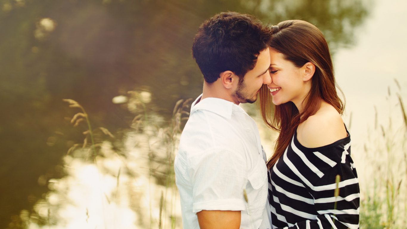 Обои роман, Люди в природе, любовь, лоб, красота в разрешении 1366x768