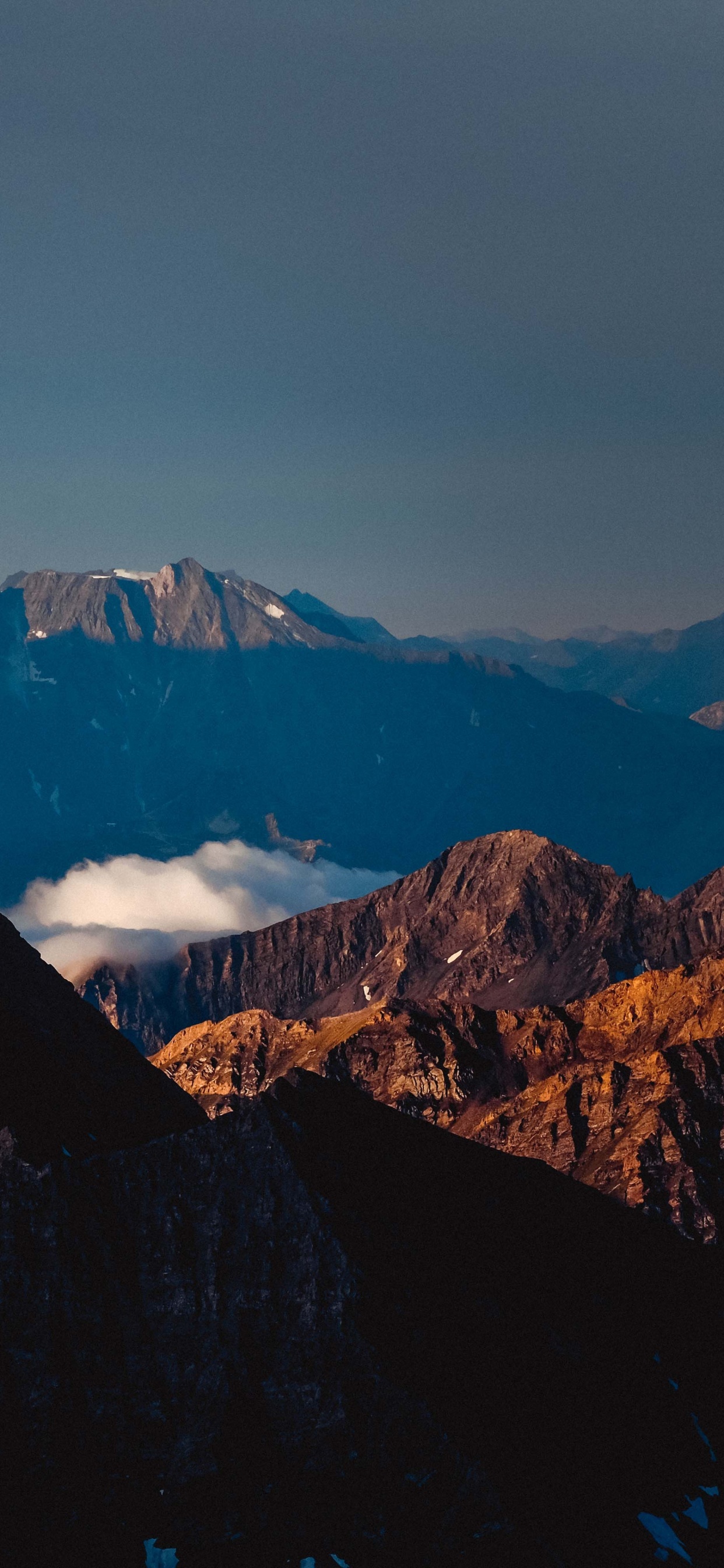 Обои гора, облако, природный ландшафт, нагорье, снег в разрешении 1242x2688