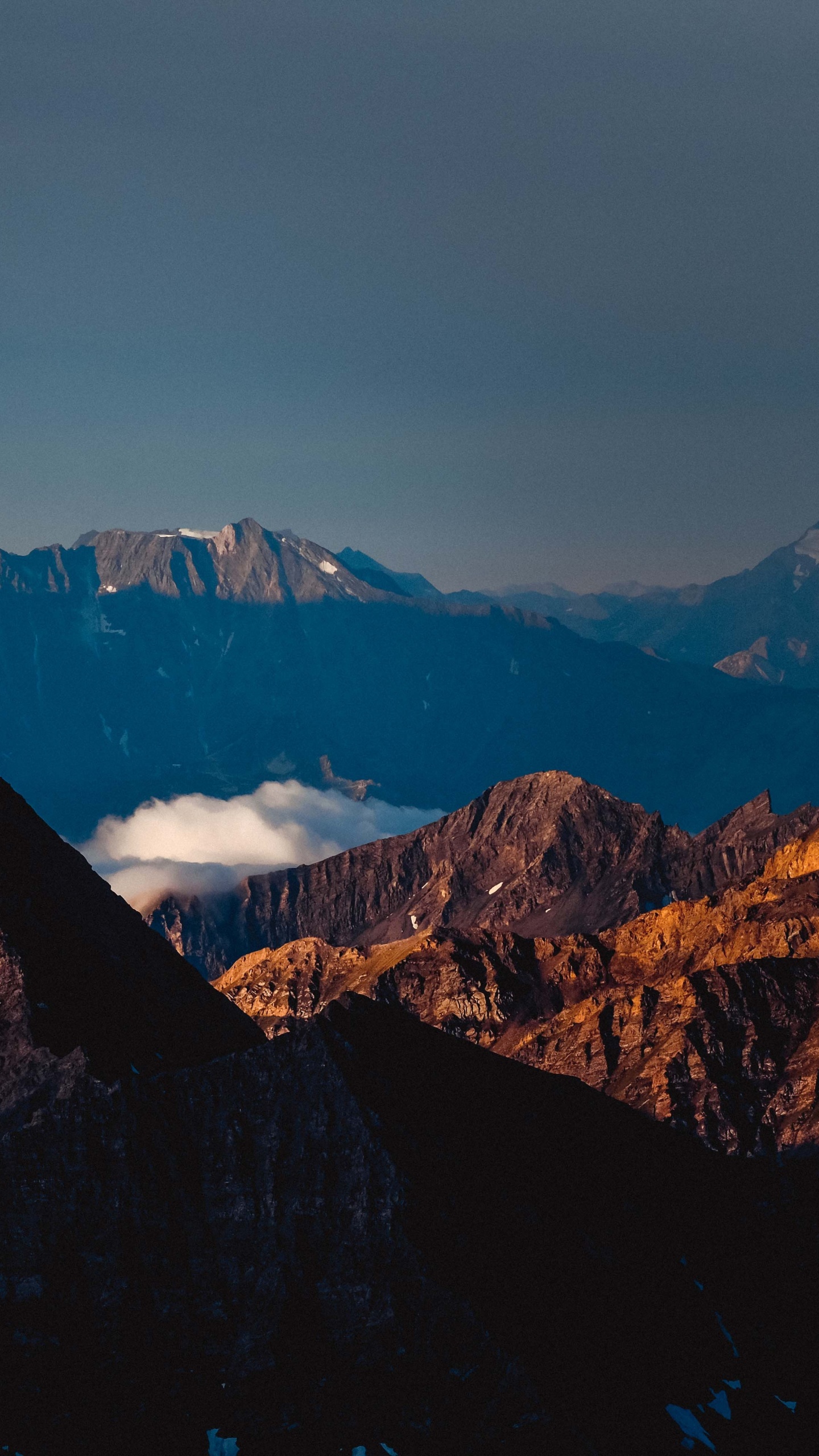 Обои гора, облако, природный ландшафт, нагорье, снег в разрешении 1440x2560