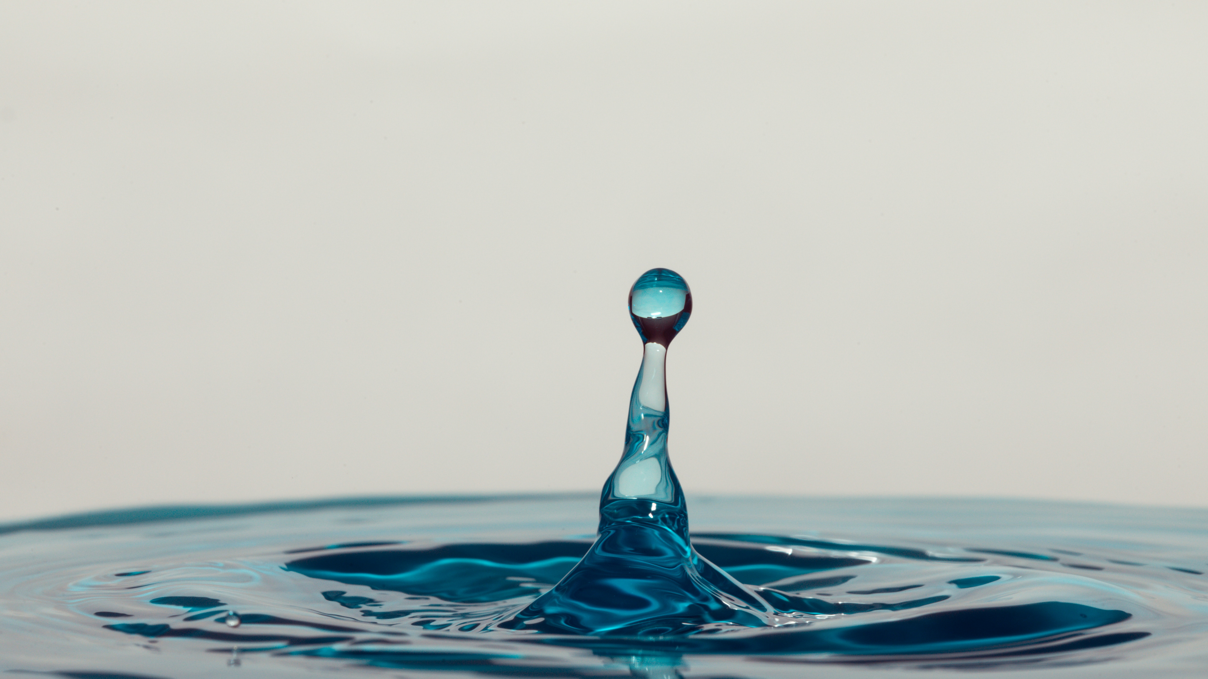 Обои жидкий, вода, падение, синий, гидроресурсы в разрешении 3840x2160