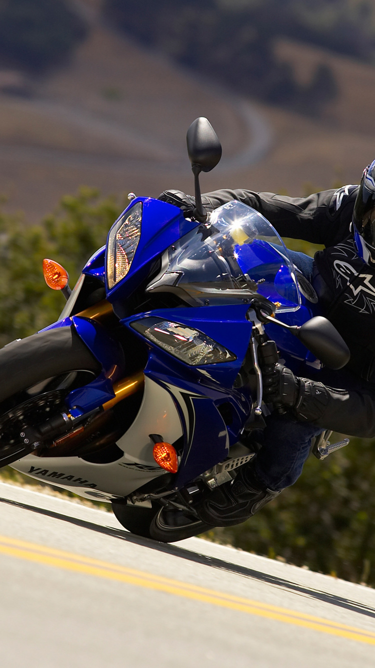 Обои мотоцикл, супербайк, мотоциклетный шлем, Ямаха мотор Компани, мотоспорт в разрешении 750x1334