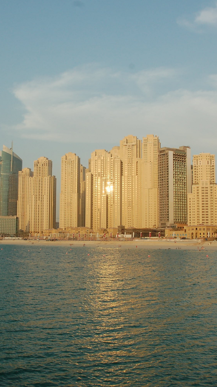 Обои линия горизонта, дневное время, город, небоскреб, городской пейзаж в разрешении 750x1334