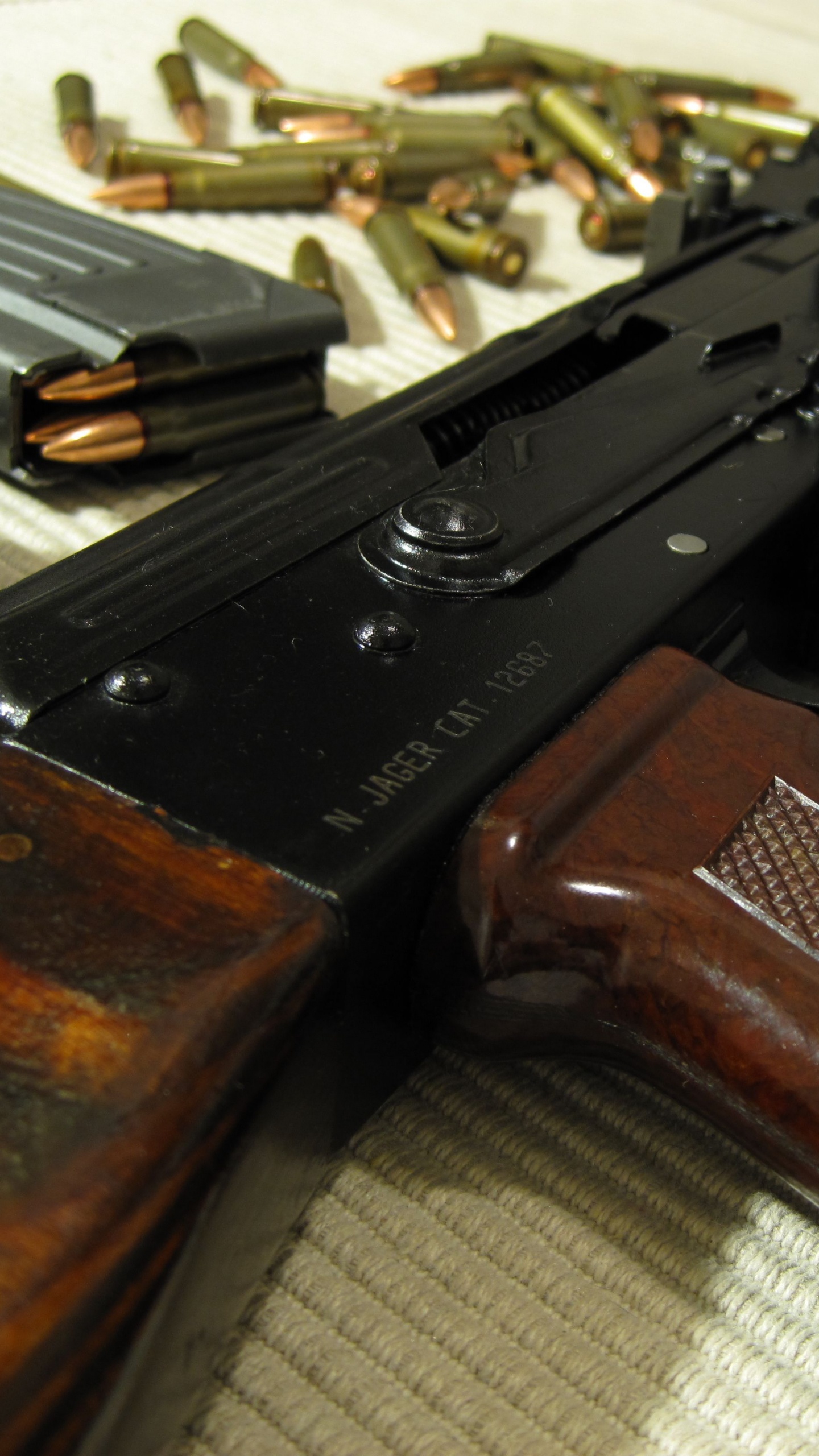 Обои орудие, АКМ, огнестрельное оружие, триггер, Страйкбольное оружие в разрешении 1440x2560
