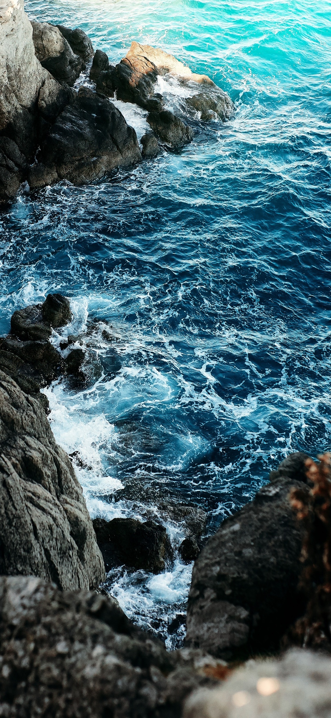 Обои эстетические коричнево-зелено-голубые скалы, рок, земля, вода, море в разрешении 1125x2436