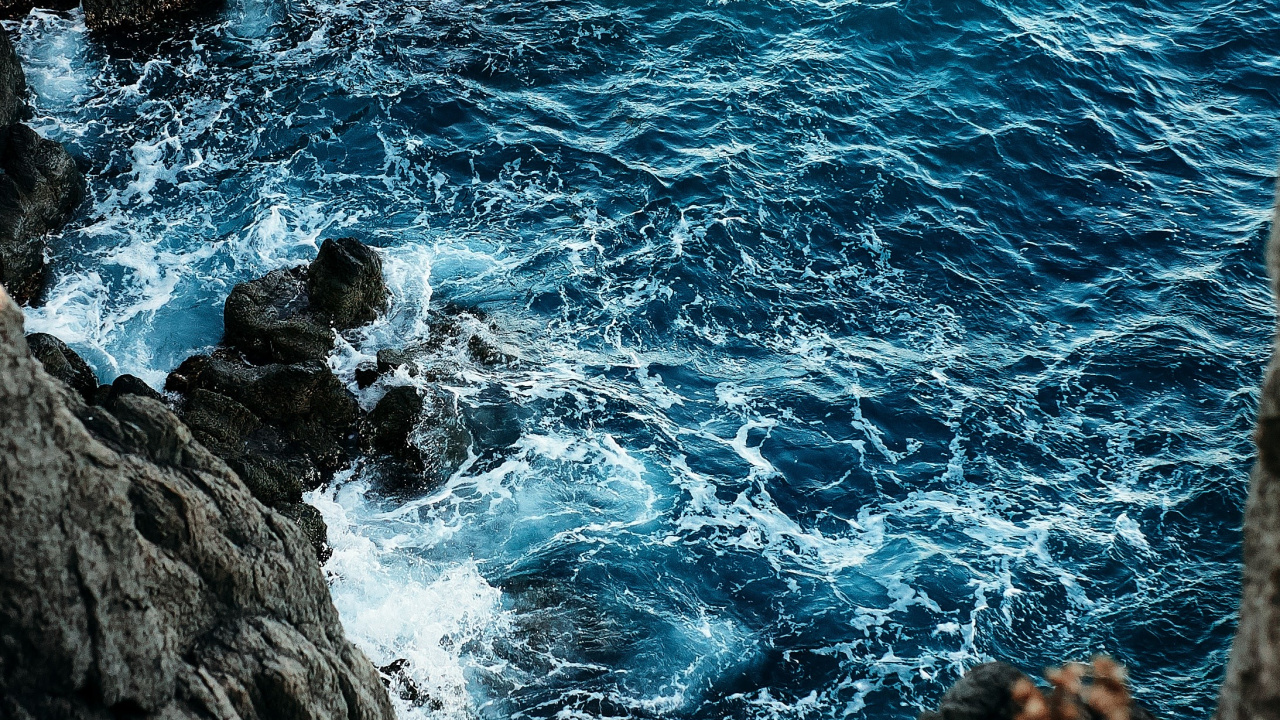 Обои эстетические коричнево-зелено-голубые скалы, рок, земля, вода, море в разрешении 1280x720