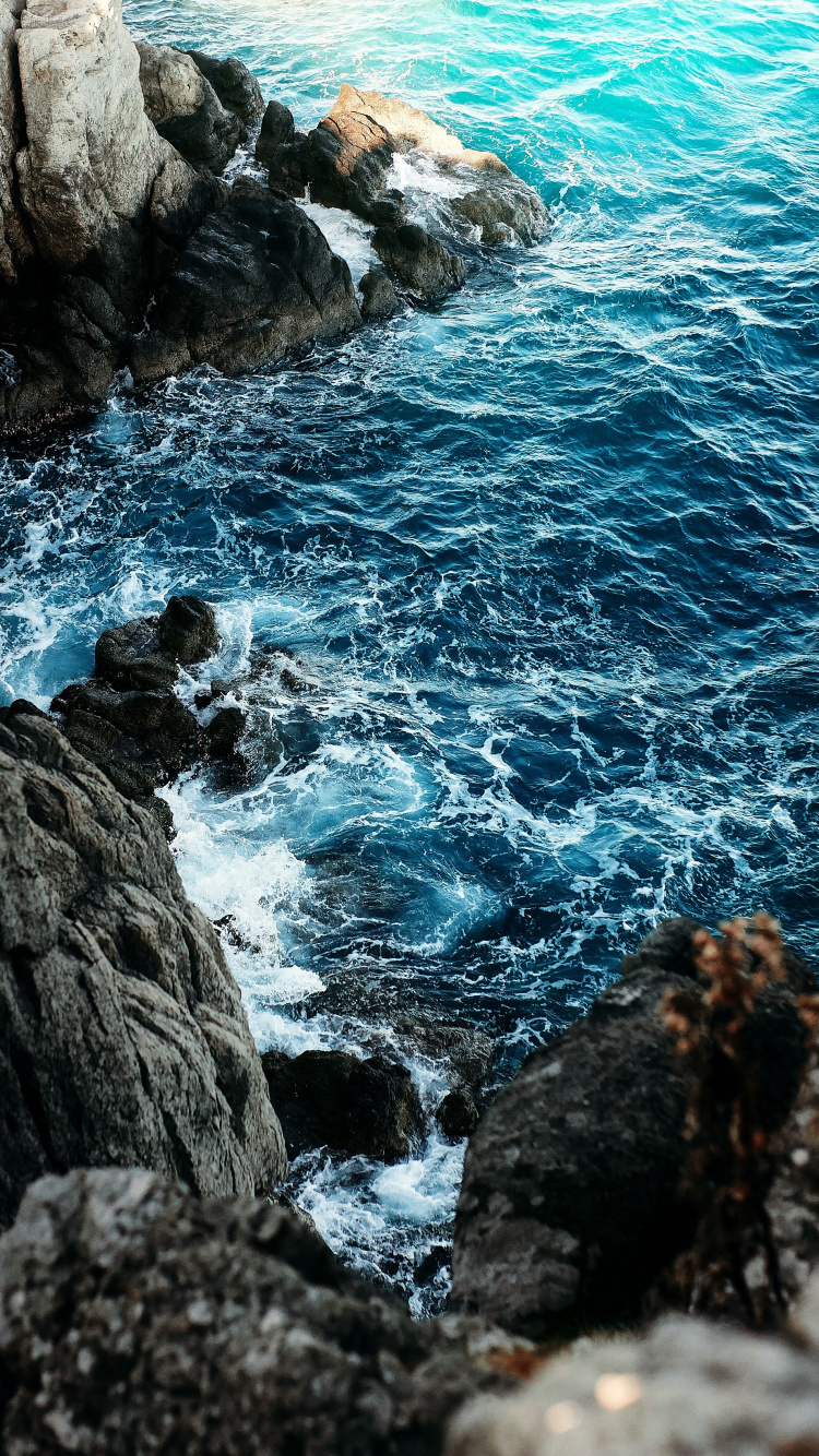 Обои эстетические коричнево-зелено-голубые скалы, рок, земля, вода, море в разрешении 750x1334