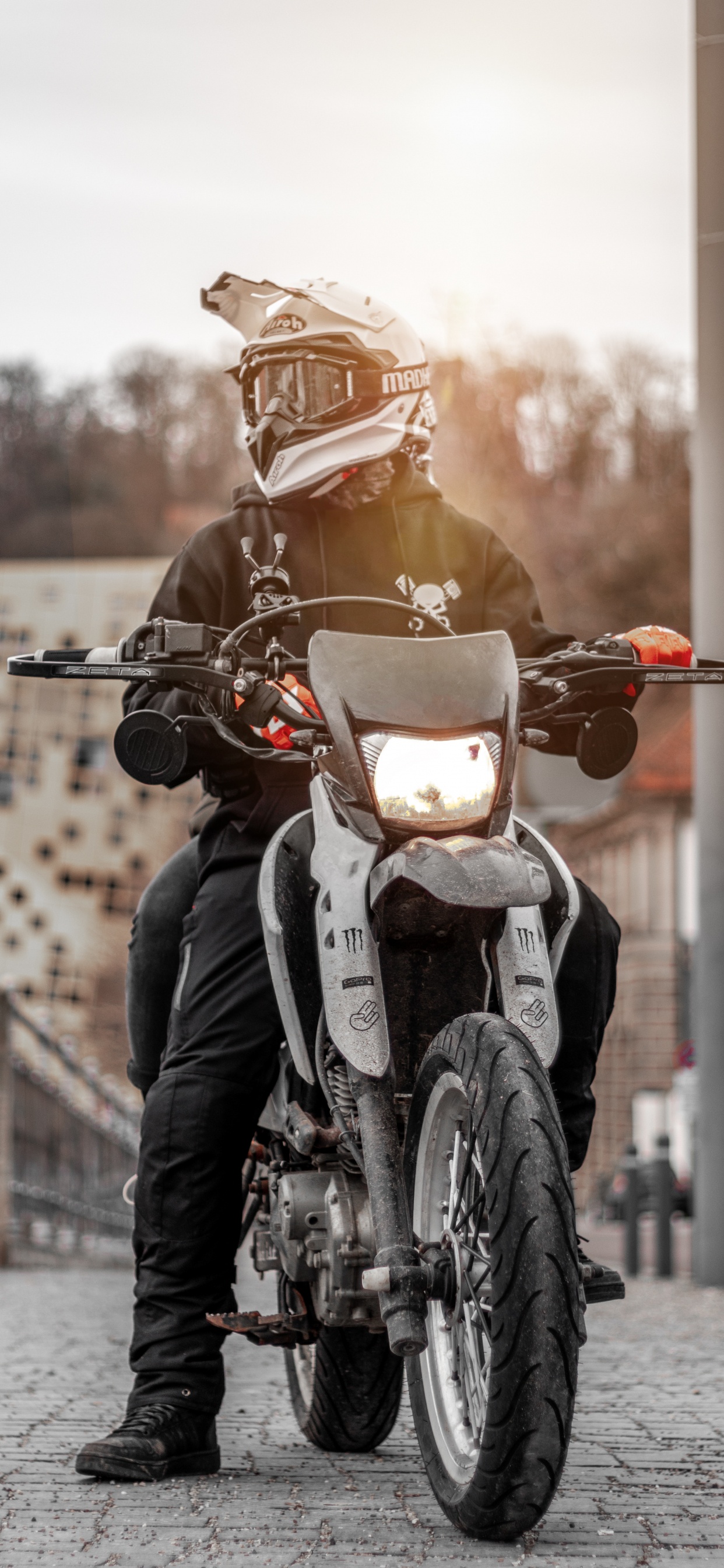 Обои мотоциклетный шлем, мотоцикл, супермото, мотоспорт, авто в разрешении 1242x2688