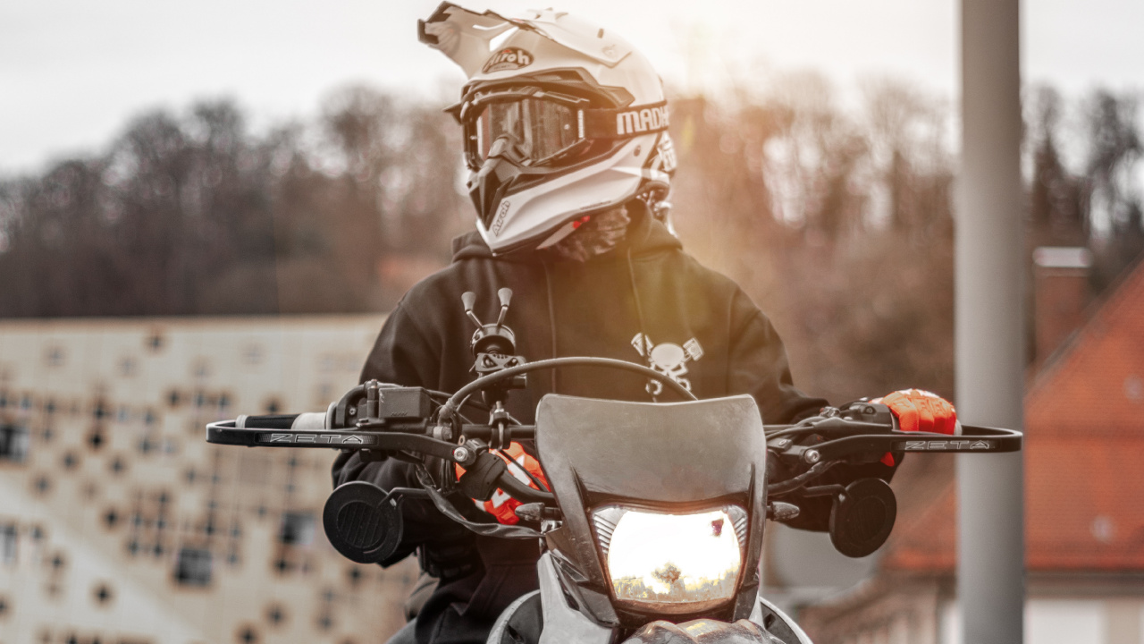 Обои мотоциклетный шлем, мотоцикл, супермото, мотоспорт, авто в разрешении 1280x720