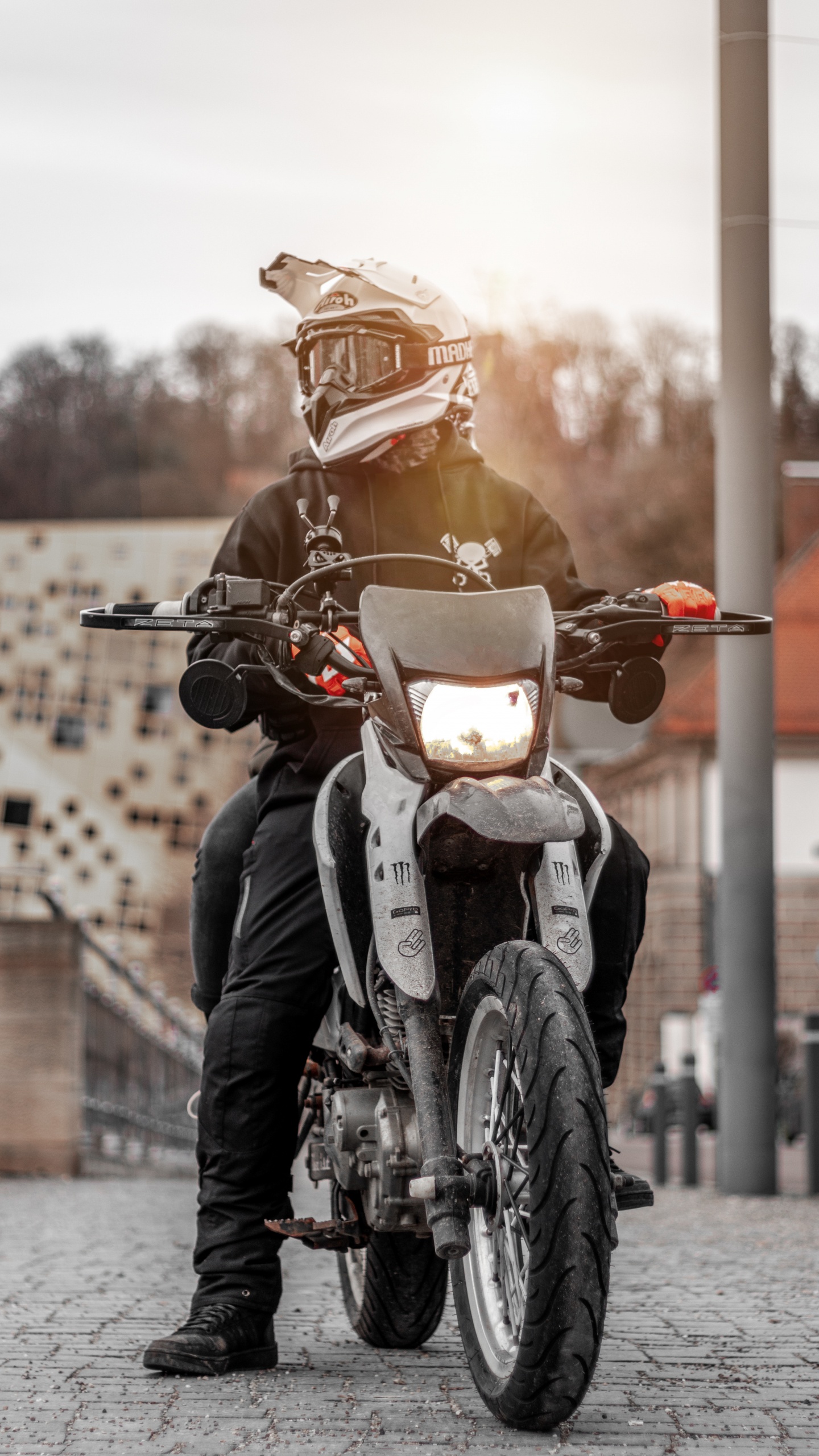 Обои мотоциклетный шлем, мотоцикл, супермото, мотоспорт, авто в разрешении 1440x2560